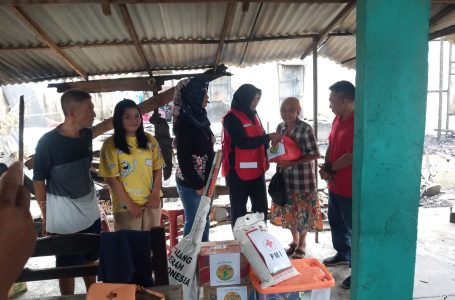 PMI Kota Pontianak menjalurkan Bantuan Kite Pontianak Kepada Korban Kebakaran
