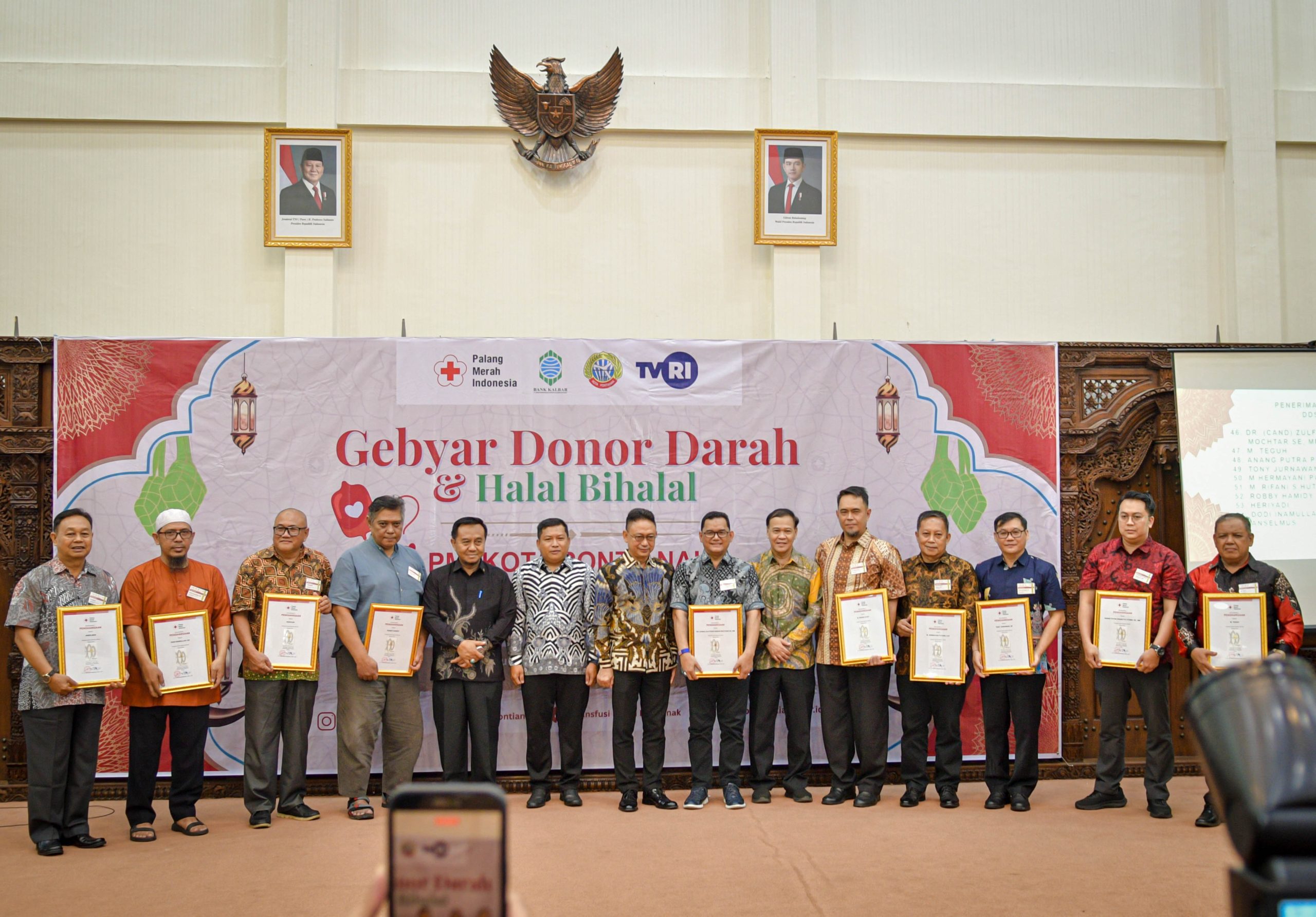 PMI Kota Pontianak Memberikan Penghargaan Pin Emas Kepada 63 Pendonor Pahlawan Kemanusiaan