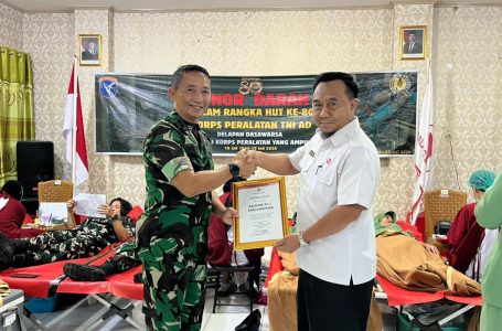 Donor Darah dan Penyerahan Piagam Terima Kasih dalam Rangka HUT Ke-80 KORPS PERALATAN TNI AD oleh Kepala UDD PMI Kota Pontianak, dr. Sidig Handanu Widoyono, M.Kes. 01 Juli 2026 di PMI Kota Pontianak